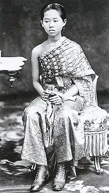 Princess Nariratana, was the daughter of King Mongkut (Rama IV) wearing pha nung and pha biang