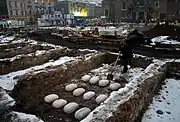 Wykopaliska happening 2005 zakopanie baków pod płytą Rynku Głównego w Krakowie