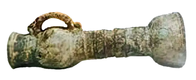 A Chinese-style cannon found in Java, made of bronze and weighs about 15 kg. Unknown origin, it is either Chinese-made or a Javanese copy. It may be used as anti-ship cannon or as a mortar, firing large cannonballs or bombs.