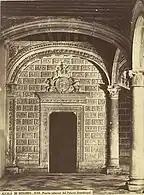 Inner door with the coat of Tavera.