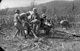 Loading a 15&nbsp;cm NbW 41 in Italy